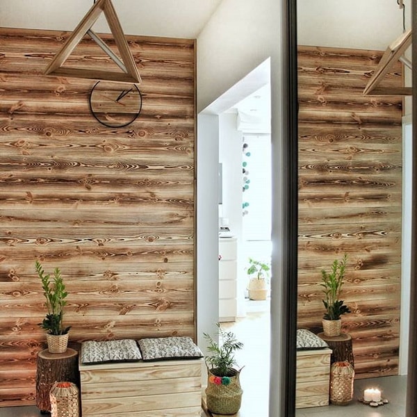 Recibidor con pared revestida en madera