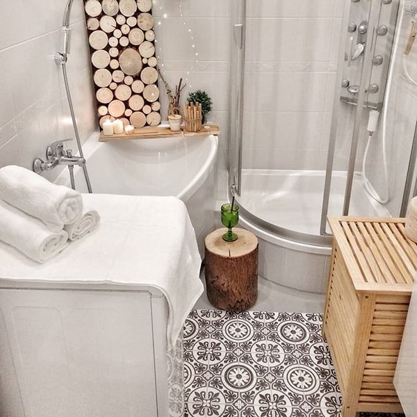 Pequeño cuarto de baño funcional con ducha y bañera