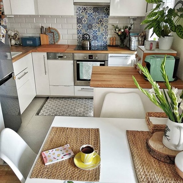 Pequeña cocina con mosaico portugués