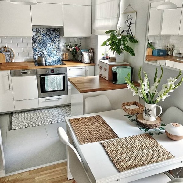 Cocina comedor separada por una pequeña barra