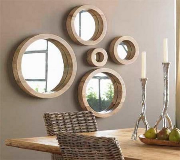 Composición con muchos espejos en una misma pared