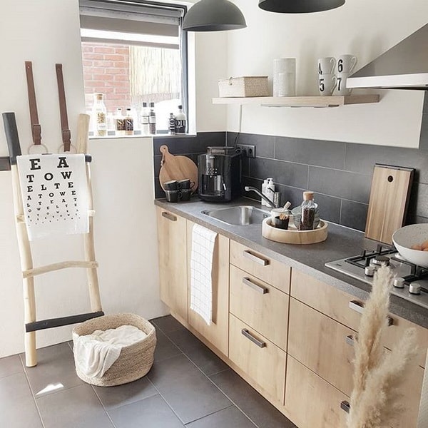 Cocina con muebles de madera natural y encimera en color gris oscuro