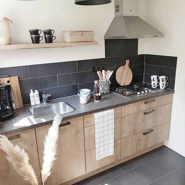 Cocina en tonos grises y madera natural