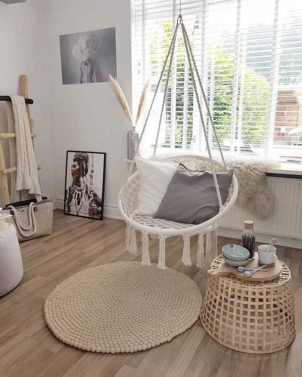 Silla colgante y detalles en tonos naturales