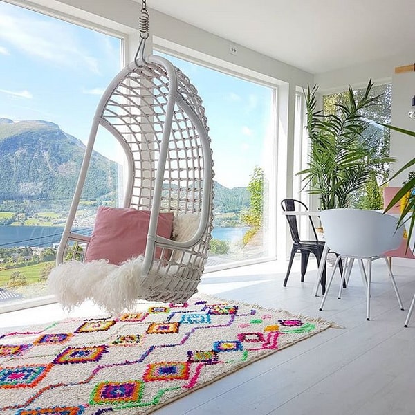 Silla colgante en la sala con hermosa vista