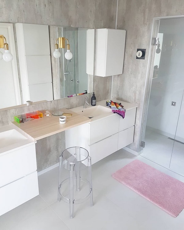 Amplio baño con dos lavabos