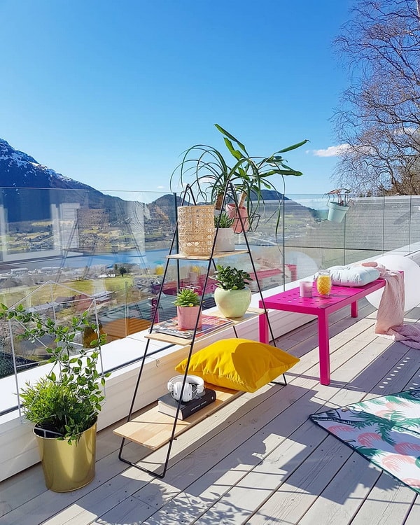Acentos de color para una terraza minimalista