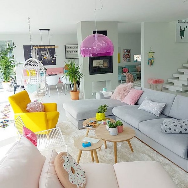 Sala minimalista con acentos de color