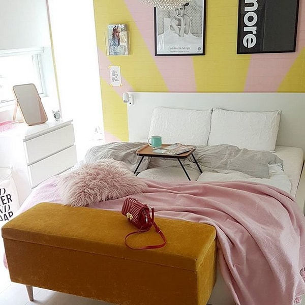Pared de cabecero de cama en rosa y amarillo