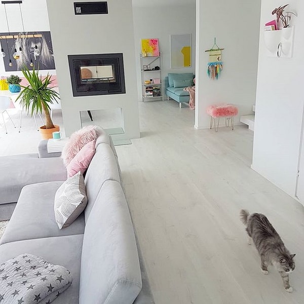 Una casa minimalista con acentos de color