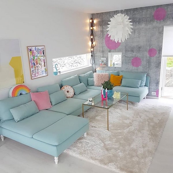 Amplia sala con mucho color