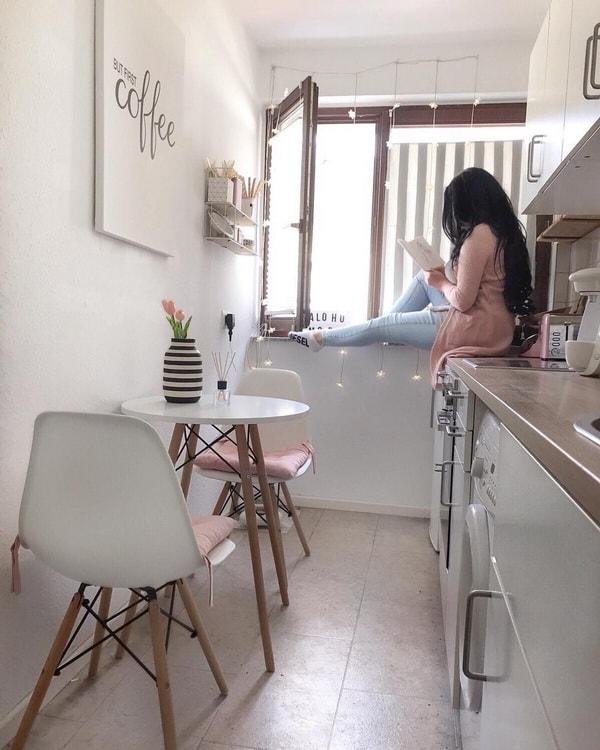 Pequeña cocina con zona de comedor