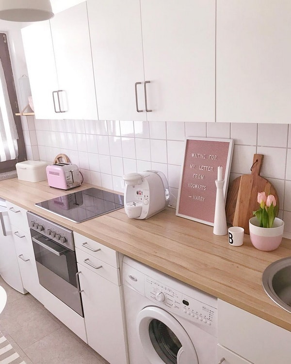 Encimera de madera en una pequeña cocina