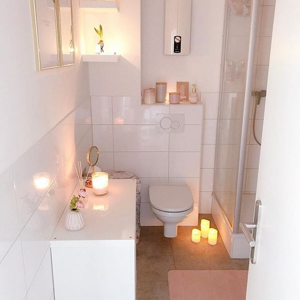 Baño pequeño con muchas velas