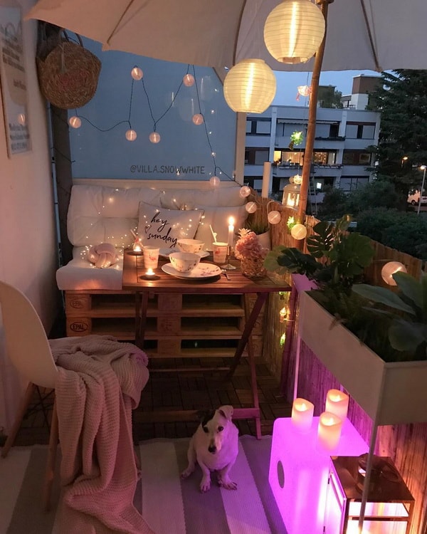 Pequeño balcón iluminado con guirnaldas de luces