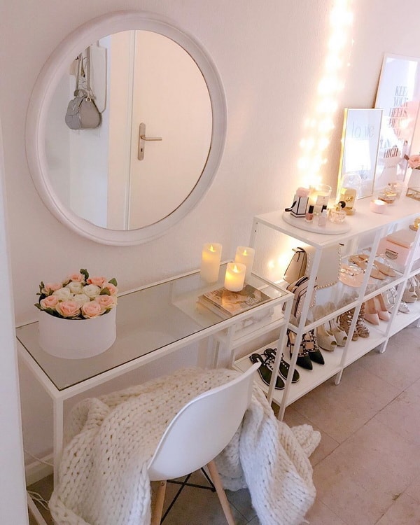 Detalles decorativos de un apartamento con estilo romántico y femenino