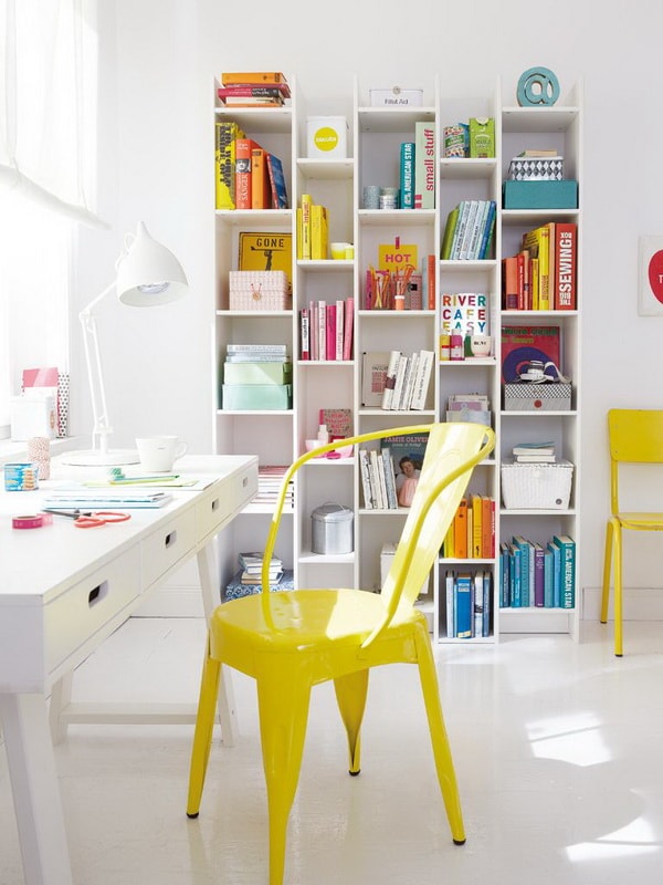 Estantería decorada con su contenido