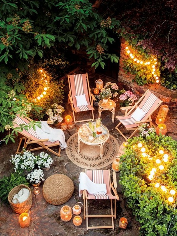 Iluminación de exterior con luces y velas