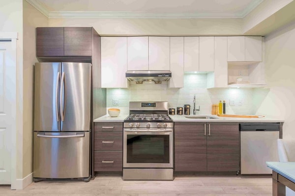 Cocina moderna con muebles en color blanco y gris