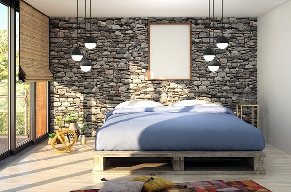 Pared revestida en piedra en el dormitorio principal