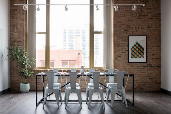 Gran comedor de estilo industrial