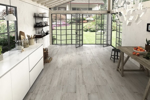 Suelos de cocina porcelánicos que imitan lamadera