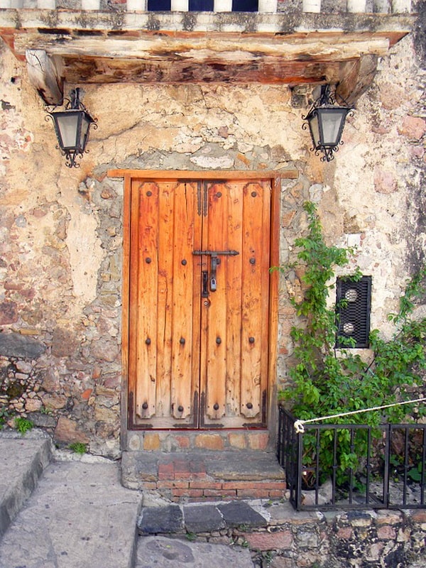 Puerta antigua y cerradura vintage