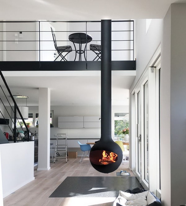 Chimenea de leña suspendida con hogar pivotante