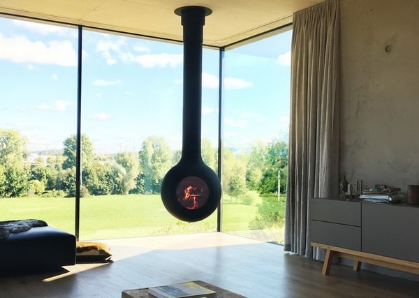 Chimenea central suspendida con hogar pivotante