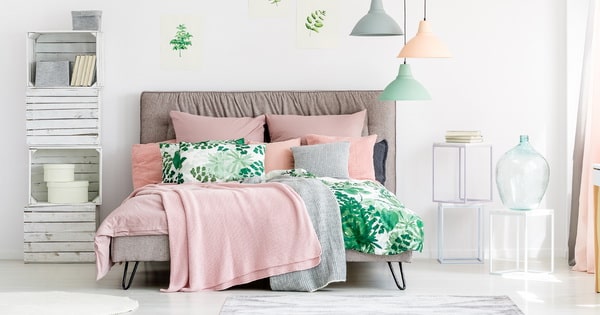 Dormitorio decorado con esquema de colores en triada