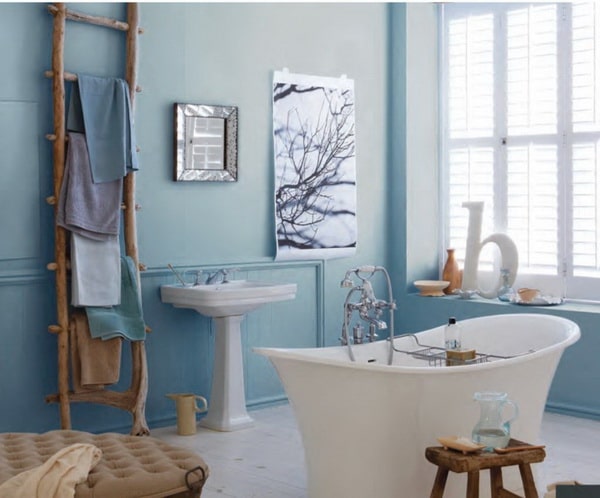 Baño decorado con diferentes tonos de azul