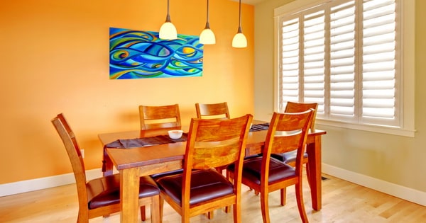 Comedor en colores complementarios