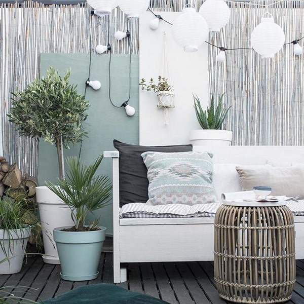 Guirnaldas de luces y lámparas de papel para decorar la terraza
