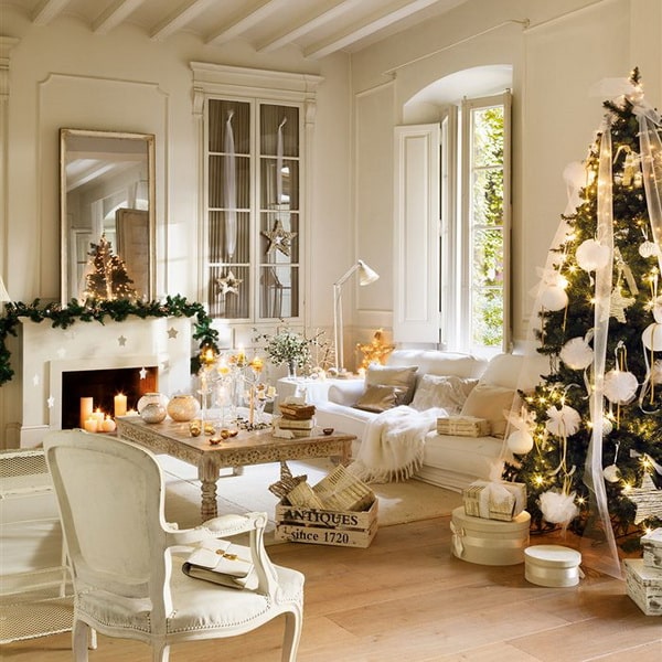 Decoración de Navidad en blanco, madera y dorado