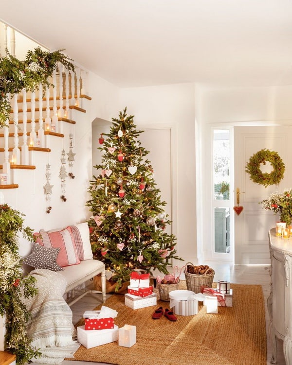 Árbol de Navidad grande con adornos rojo y blanco