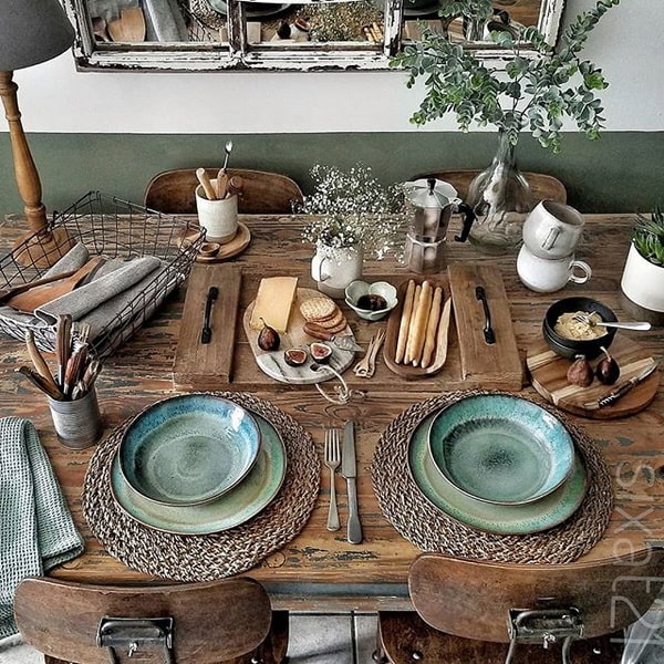 Mesa de madera, individuales de fibras naturales, detalles rústicos.