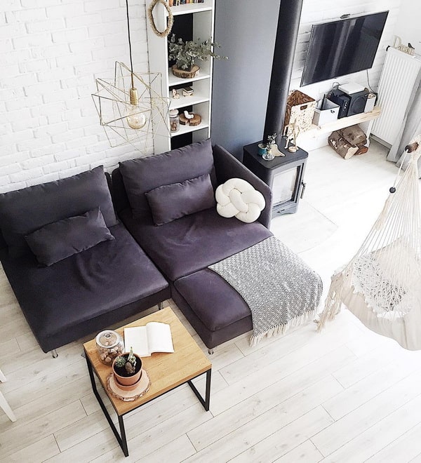 Sofá chaise longue en una sala con diseño nórdico