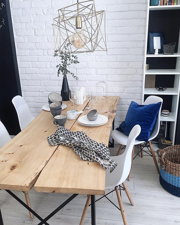 Muebles modernos y mesa de madera rústica