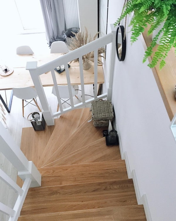 Blanco y madera en una casa con estilo nórdico