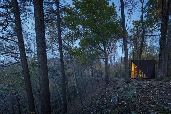 Casas modernas en medio del campo