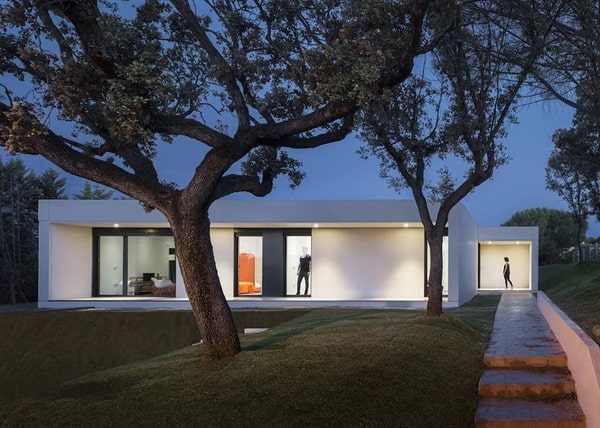 Fachada de casa minimalista de un piso