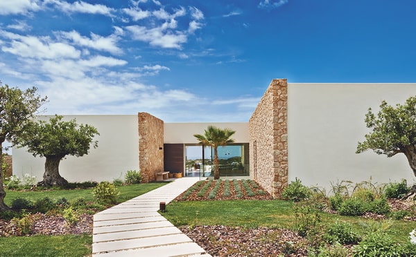 Fachadas de casas de una planta con piedra