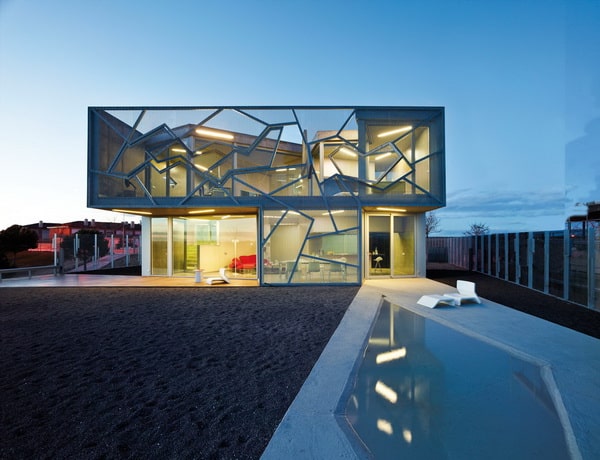 Fachada futurista de cristal y perfiles de aluminio