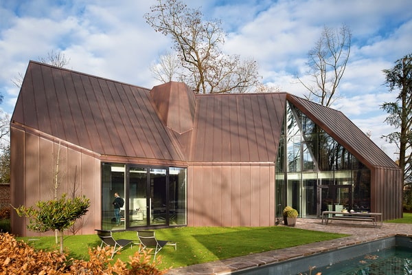 Una casa moderna vestida de chapa