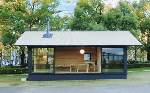 Pequeña casa con frente vidriado