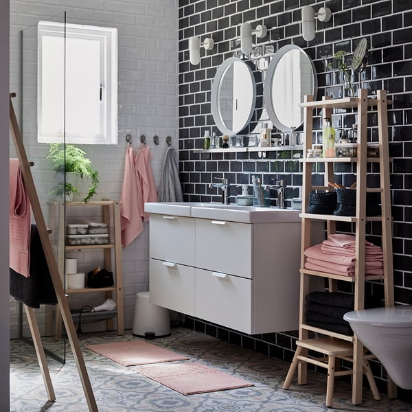 Baño Ikea con revestimiento negro y blanco