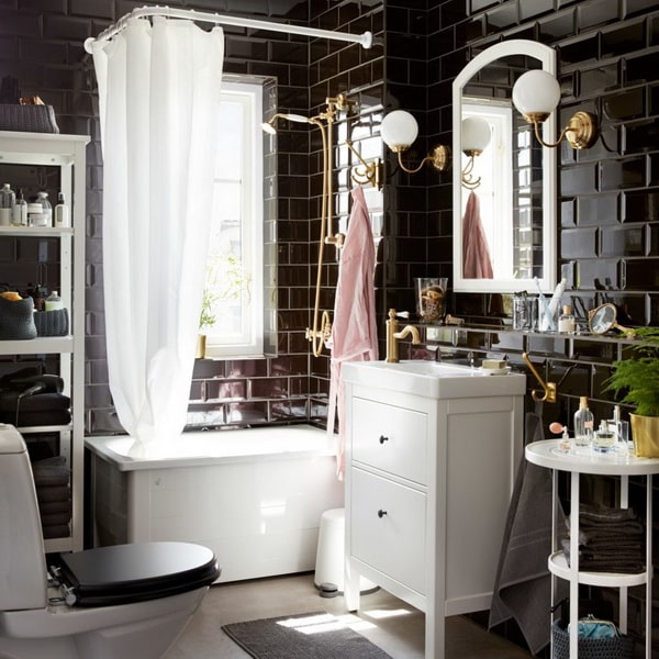 Baño Ikea con azulejos negros