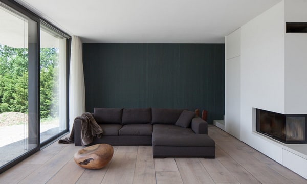 Grandes ventanales y suelo de madera