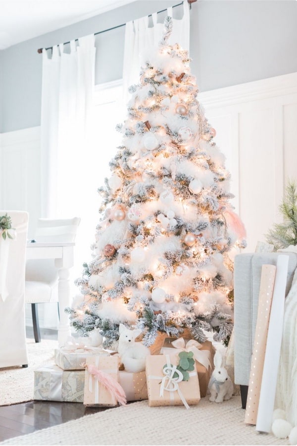Árbol de Navidad con detalles en colores pastel