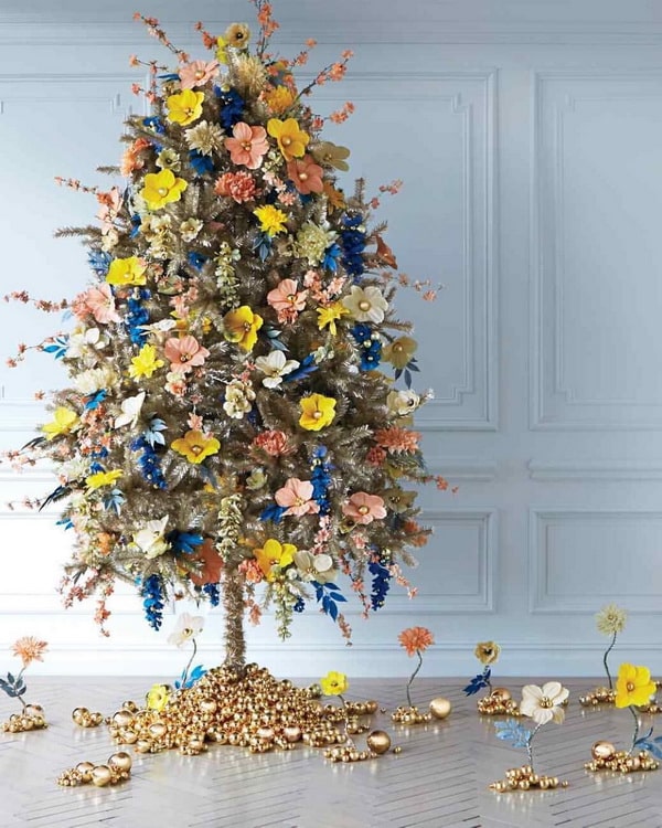 Decoración de árboles de Navidad con flores